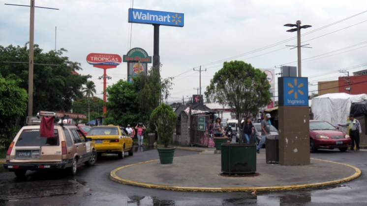 001 Walmart & Fastfood in San Salvador