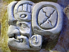 001 Glyphe im Museo de Sitio Palenque